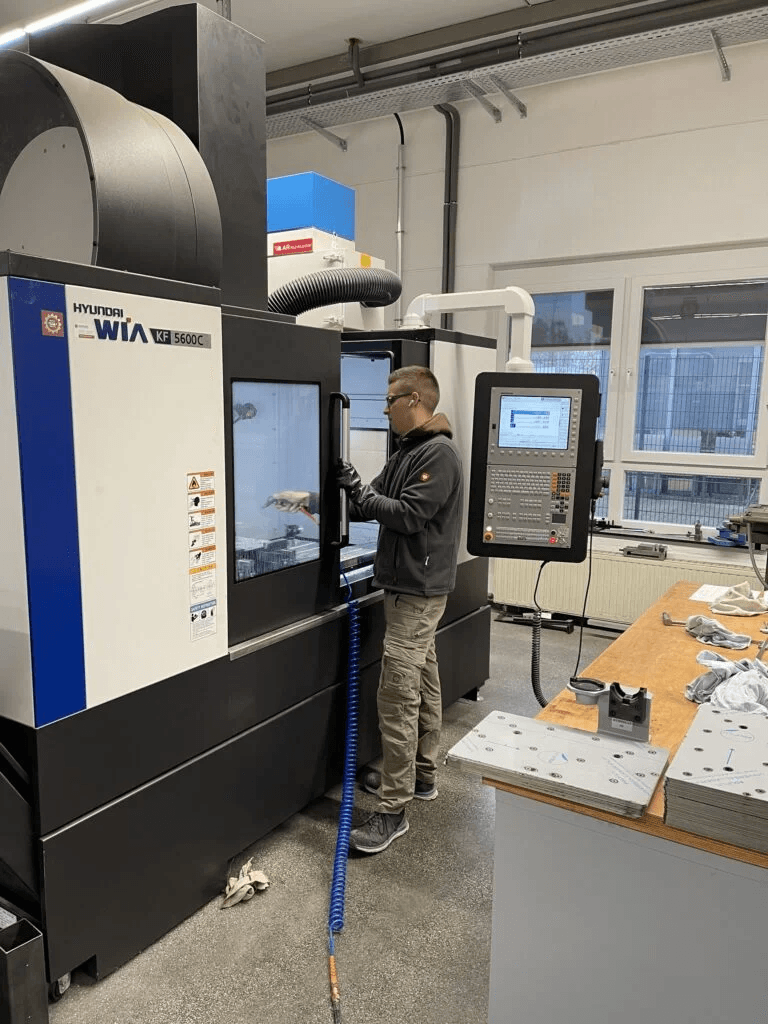 AB_Camptools_Person_an_Fraesmaschine Camptools_Person_an_Fraesmaschine