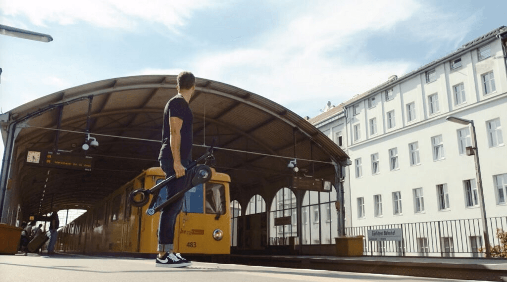 BrakeForceOne Flynn mit Mann neben einer Bahn