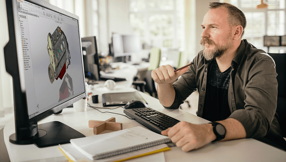 solidworks-privatanwender-bildschirm Mann sitzt am Schreibtisch mit Computer