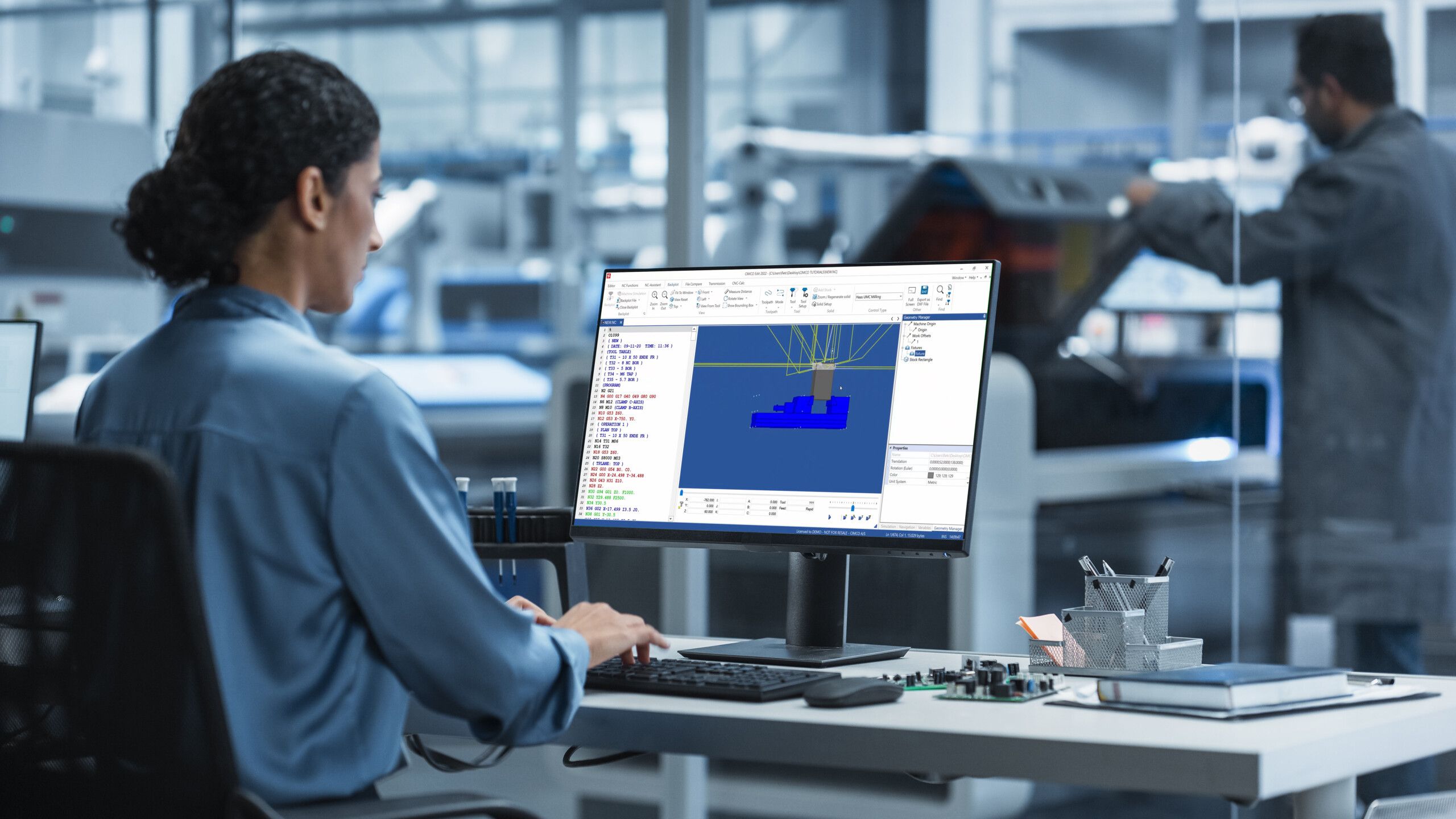 Person am Arbeitsplatz mit geöffneter CIMCO Software