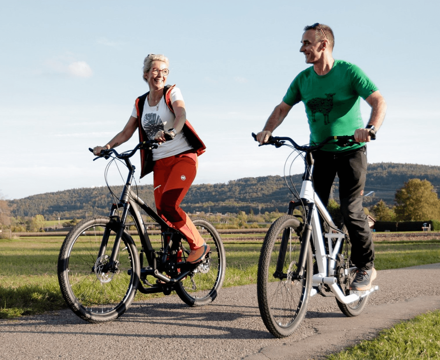 Menschen mit Streetstepper Landschaft Personen mit Streetsteppern in der Landschaft unterwegs