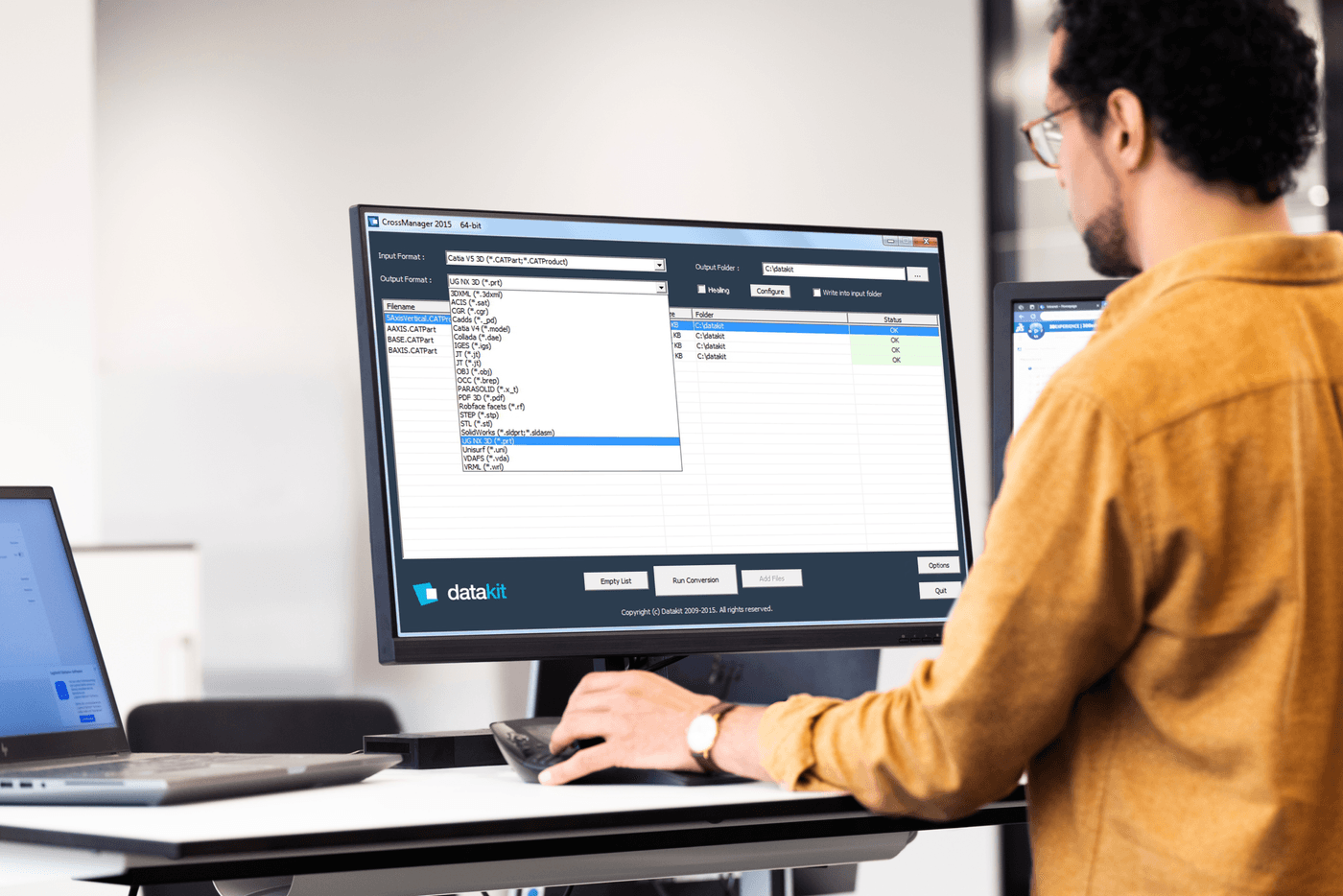 Person am Arbeitsplatz benutzt Datakit Person arbeitet mit Datakit Software am Bildschirm