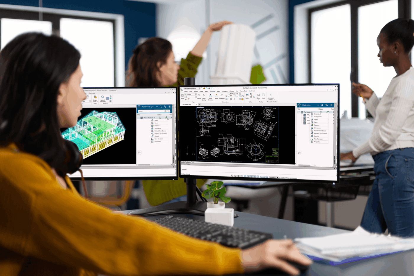 Person am Arbeitsplatz benutzt DraftSight Person arbeitet mit DraftSight am Bildschirm