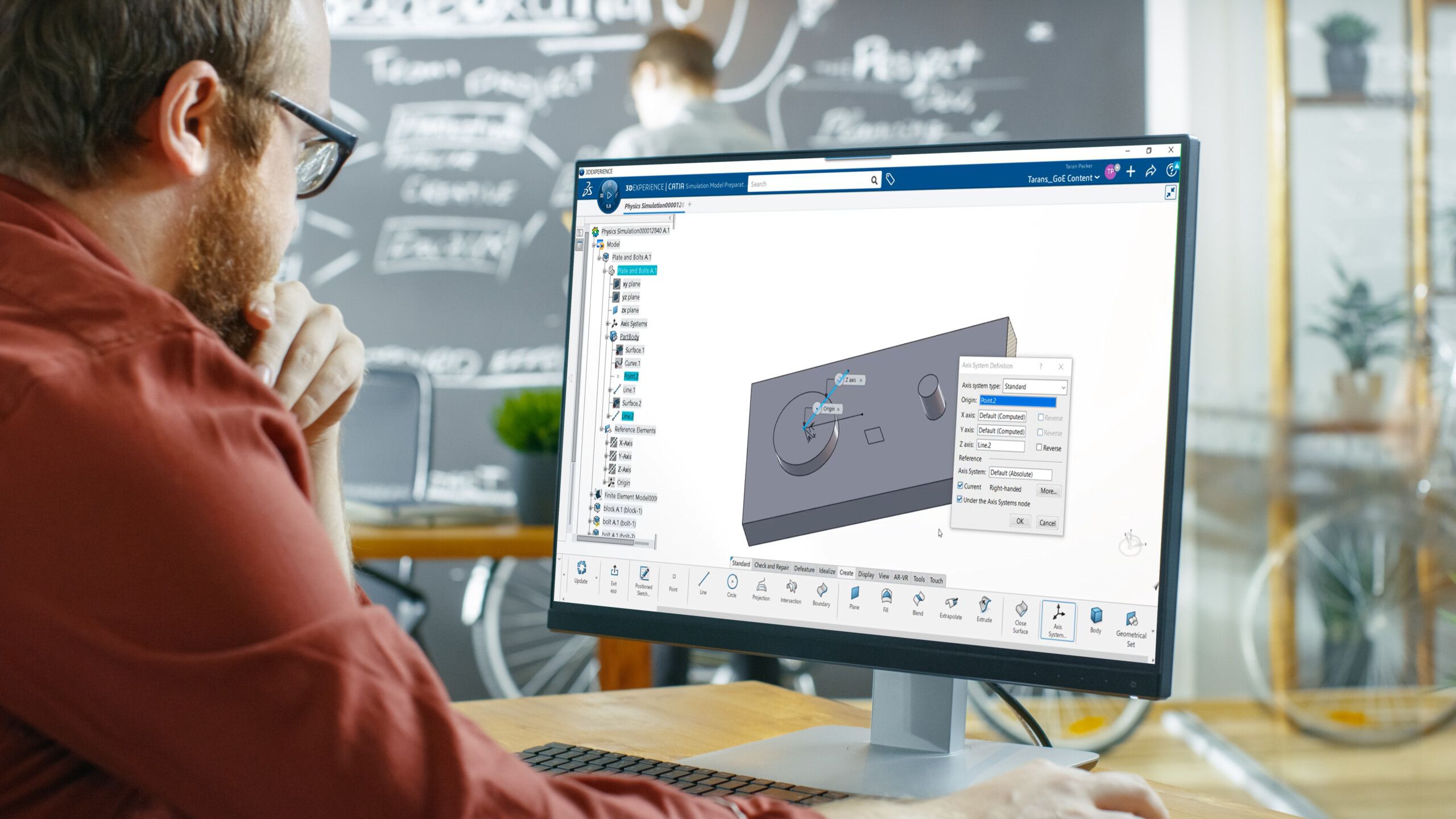 Person arbeitet mit SIMULIA Software am Bildschirm
