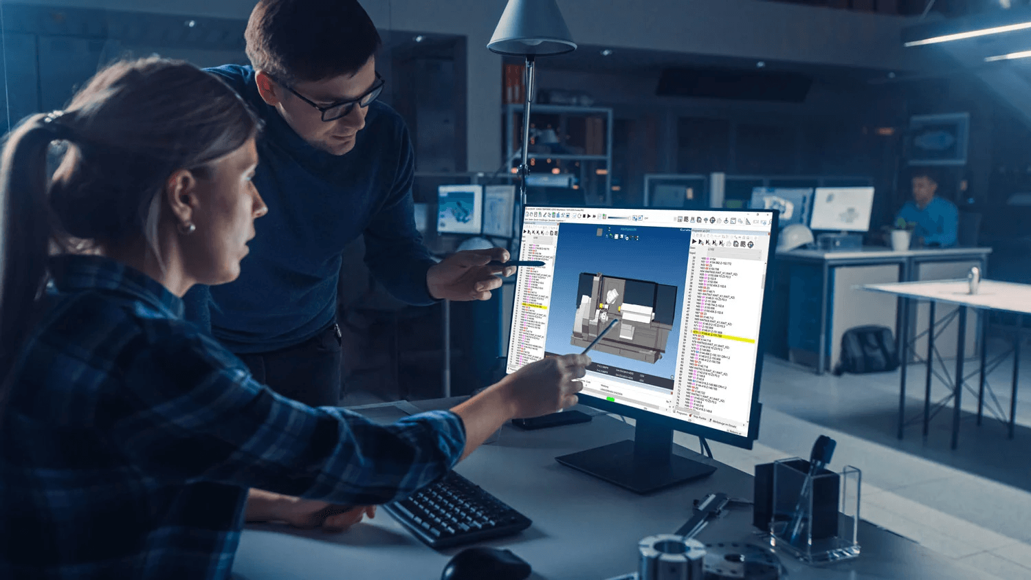 Ein Team arbeitet gemeinsam an einem digitalen Modell am PC