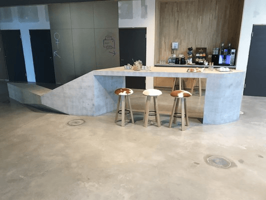 Theke gestaltet von Schreinerei Schöffel mit SWOOD Maßgefertigte Theke von der Schreinerei Schöffel