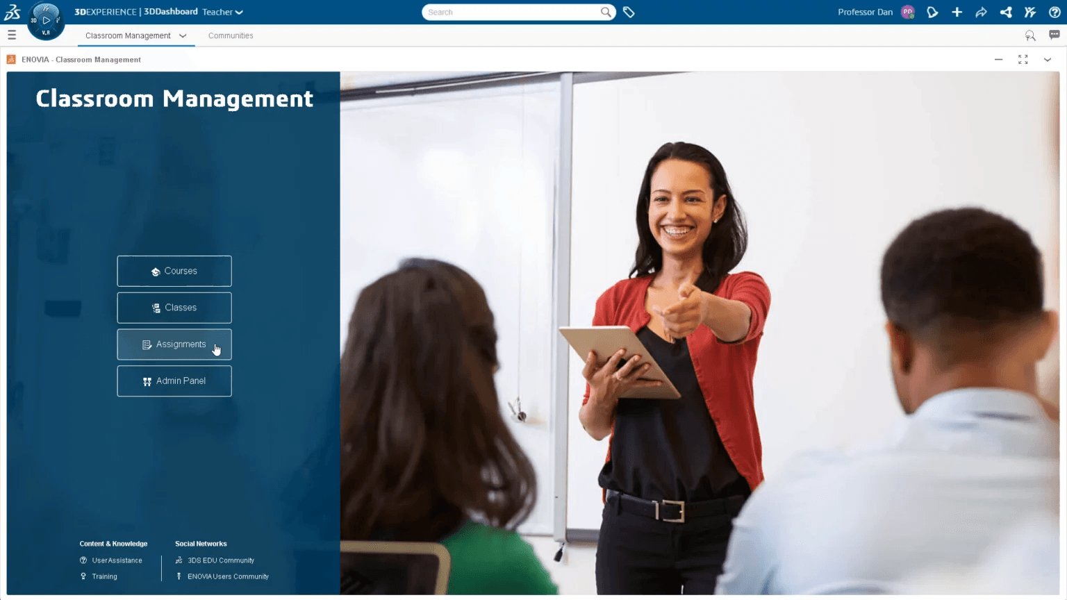 Eine aufgeschlossene Frau arbeitet an der Benutzeroberfläche der 3DEXPERIENCE Plattform