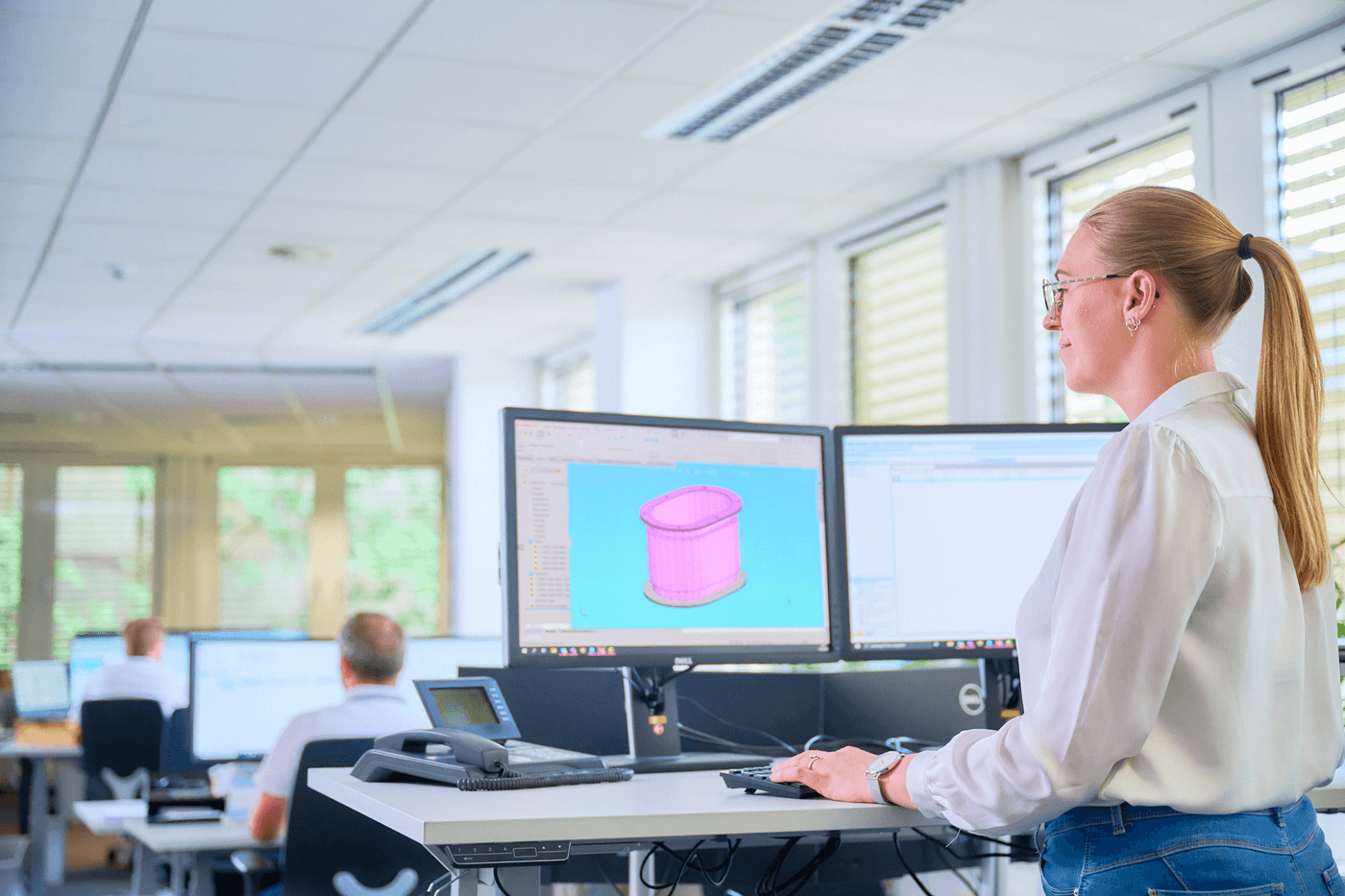 konstruktion-mitarbeiterin-bei-moellerwerke-gmbh