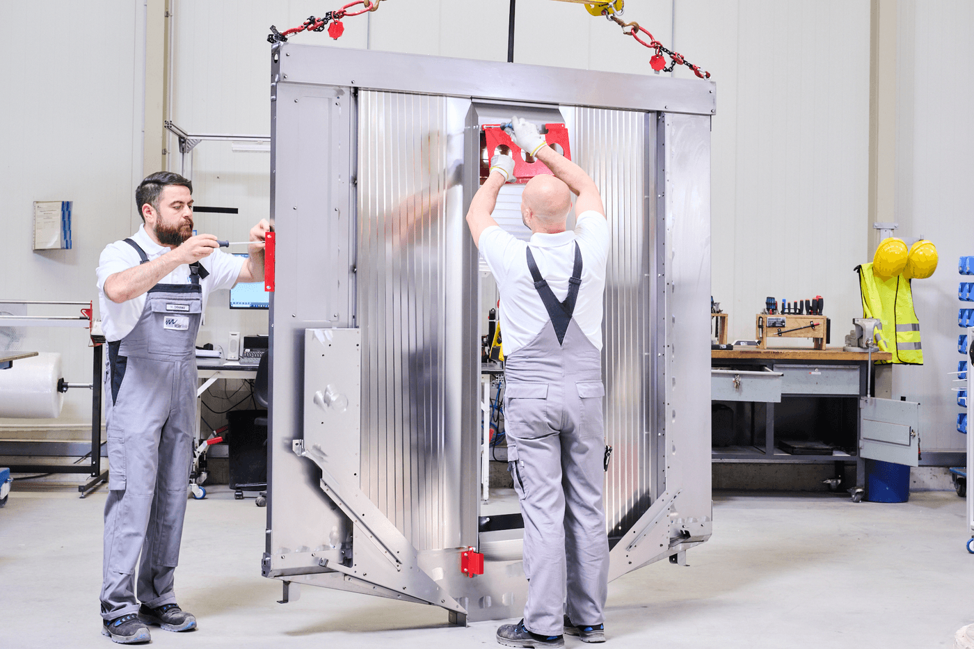 mitarbeiter-bei-produktion-von-maschinenschutzabdeckung-bei-moellerwerke