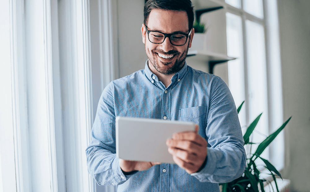person-mit-tablet-froehlich