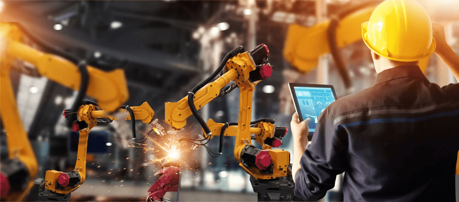 Industrieroboter im Einsatz innerhalb eines automatisierten Fertigungsprozesses