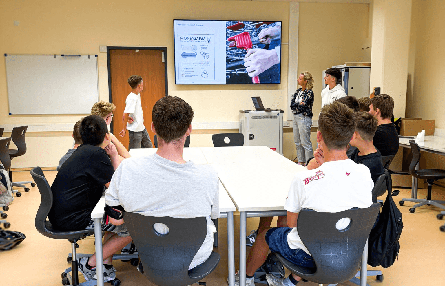 Ein Mann arbeitet am PC mit SOLIDWORKS und den Funktionen Langdrehen und Kurzdrehen