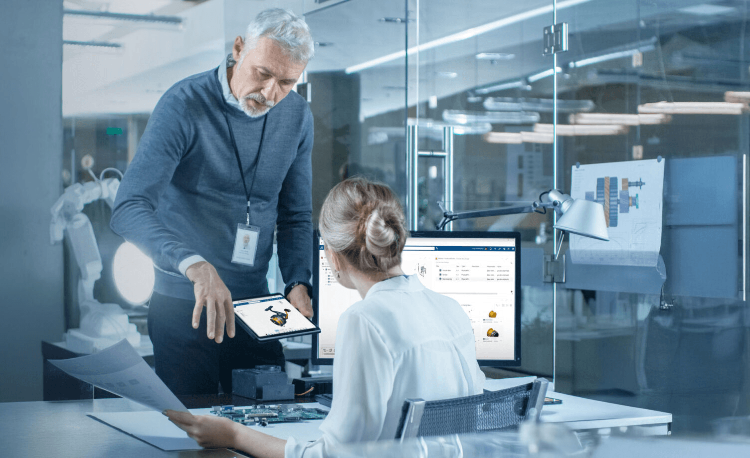 zwei-personen-arbeiten-mit-3dexperience