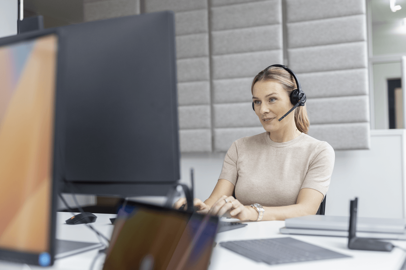 person-im-support-am-arbeitsplatz-mit-headset