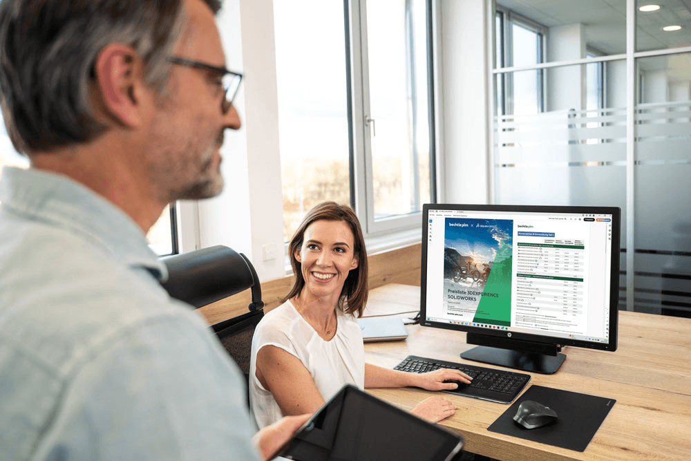 zwei-personen-solidworks-preisliste-auf-dem-bildschirm