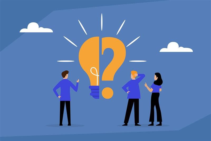 Illustration von drei Personen, die vor einer großen Kombination aus Glühbirne und Fragezeichen stehen und gemeinsam über eine Idee oder Lösung diskutieren.