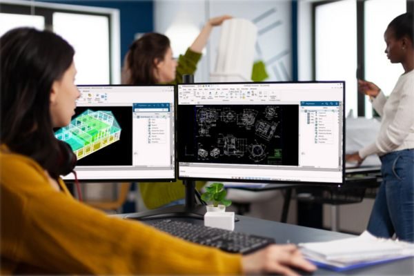 beitragsbild-bechtle plm-webinar-DraftSight- frau sitzt vor monitoren