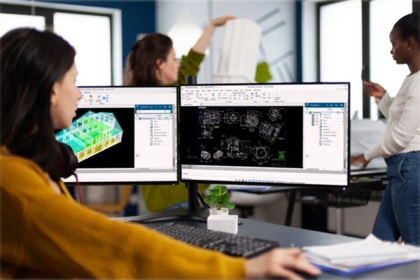 beitragsbild-bechtle plm-webinar-DraftSight- frau sitzt vor monitoren