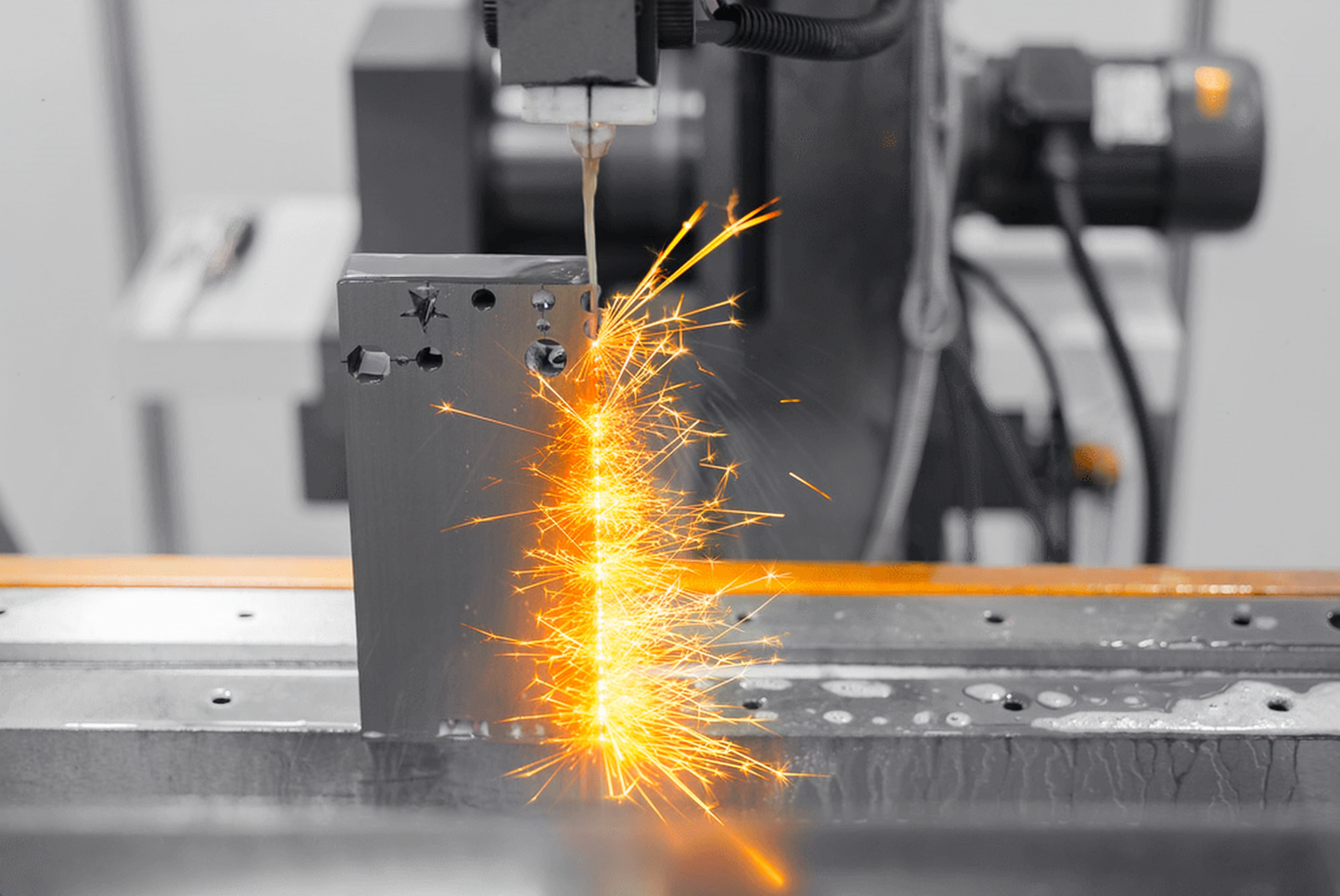 CAM-Software für Drahterodieren mit EDM-Maschine zur Erstellung präziser Konturen und Geometrien